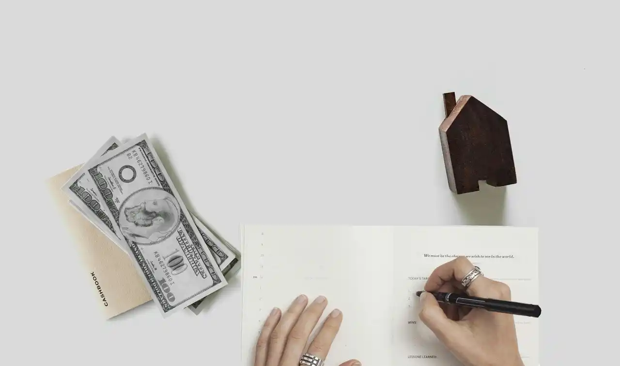 Which lenders offer financing options that allow payment for home renovations at closing?